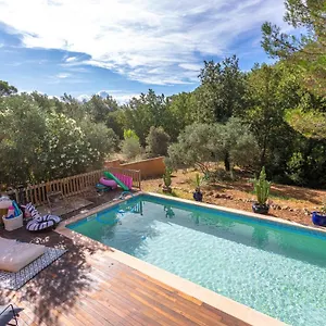  Villa Lorguaise Avec Piscine